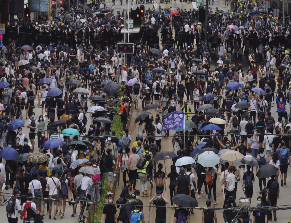 Na masovnim protestima u Hongkongu suzavci i <span style='color:red;'><b>vodeni topovi</b></span>, uhapšeno više od 180 ljudi (FOTO/VIDEO)